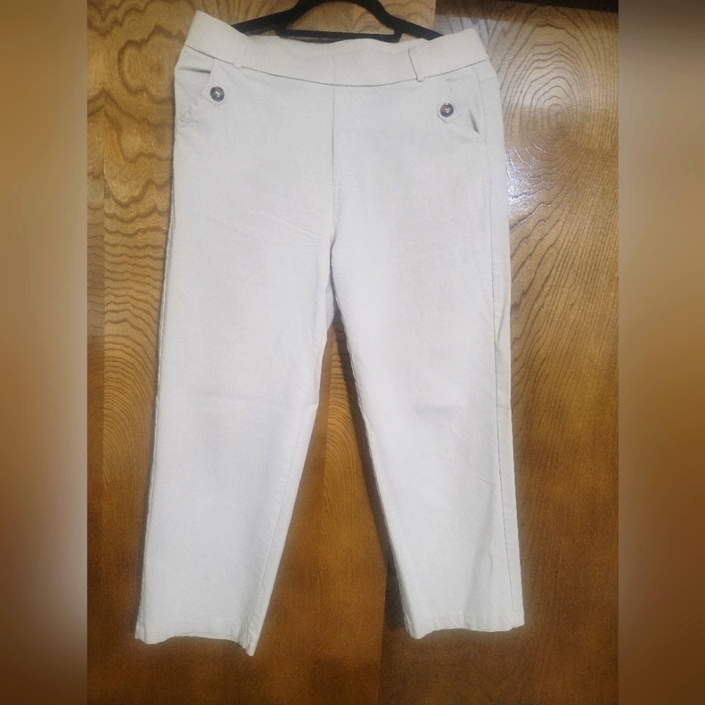 Stylish Cream Cropped Pants Sz M